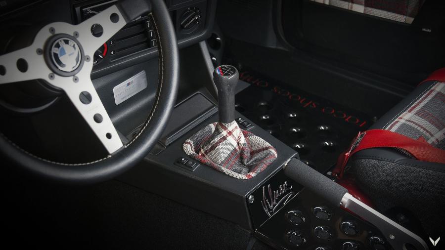 Детали интерьера BMW M3 by Vilner (E30) 2018 года  (фото 13 из 25)